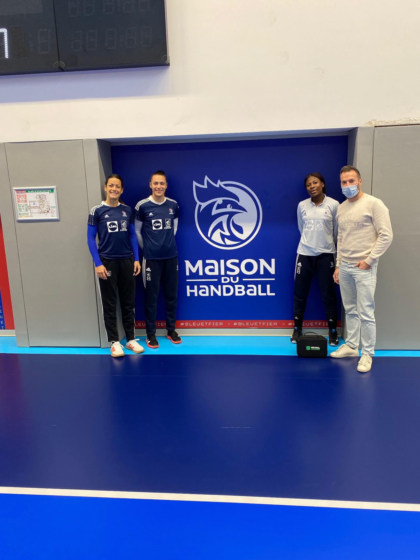 Équipe Noron à la Maison du Handball avec les gardiennes de l'EDF féminine